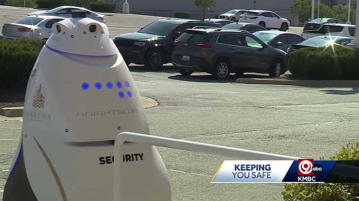 600-pound AI robot reduces crime in shopping center