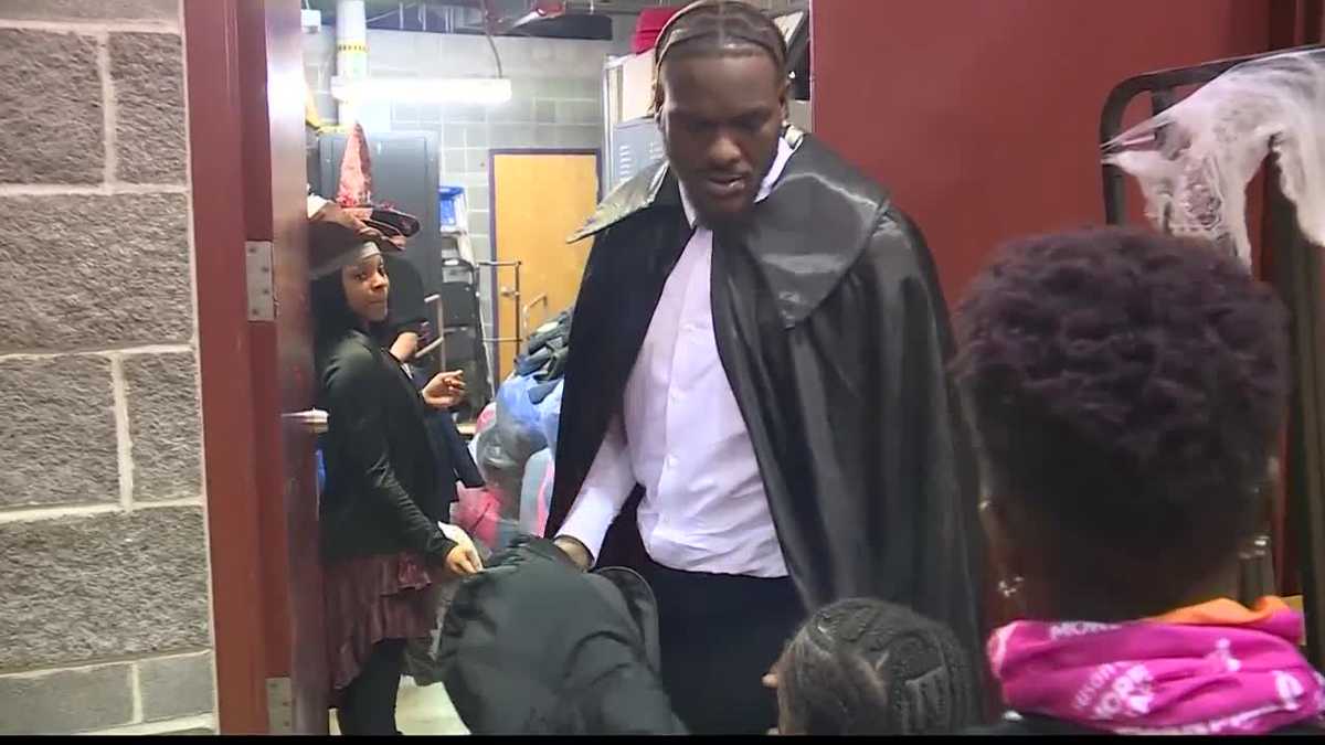 Chiefs' Frank Clark gives away more than 300 coats to kids