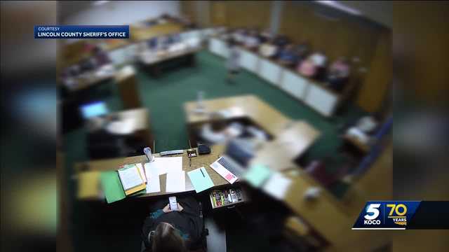 Oklahoma judge accused of texting during trial speaks out - Vimarsana News