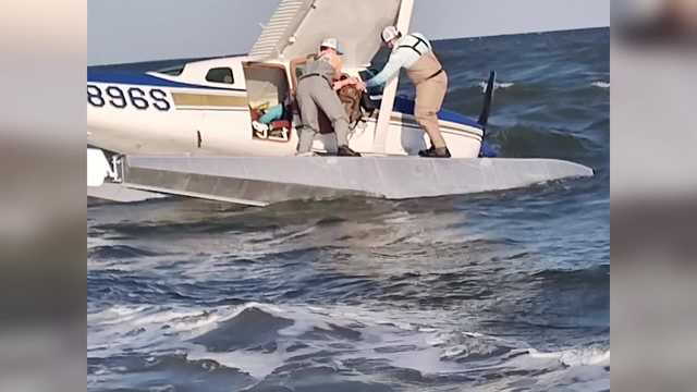 Boater rescues four after plane crash off Mississippi coast - Vimarsana News