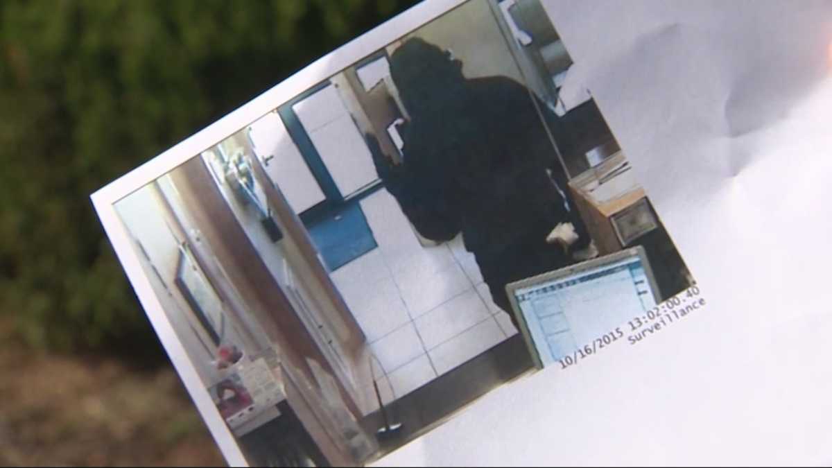 Schools locked down after Arlington bank robbery