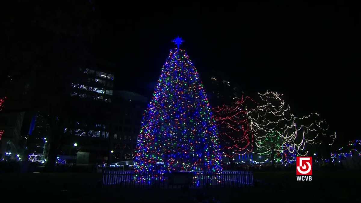 Skatieties oficiālo Bostonas Ziemassvētku egles apgaismojumu