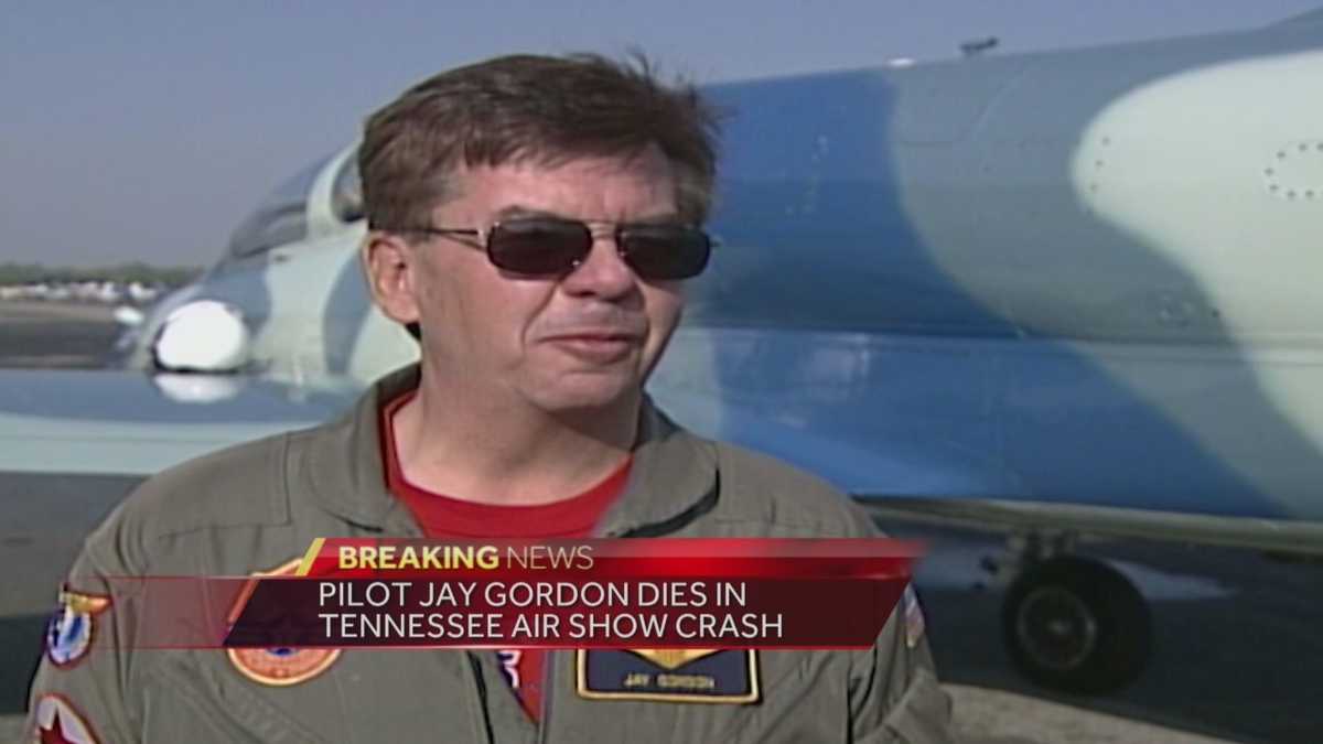 Louisville pilot killed in Tennessee air show