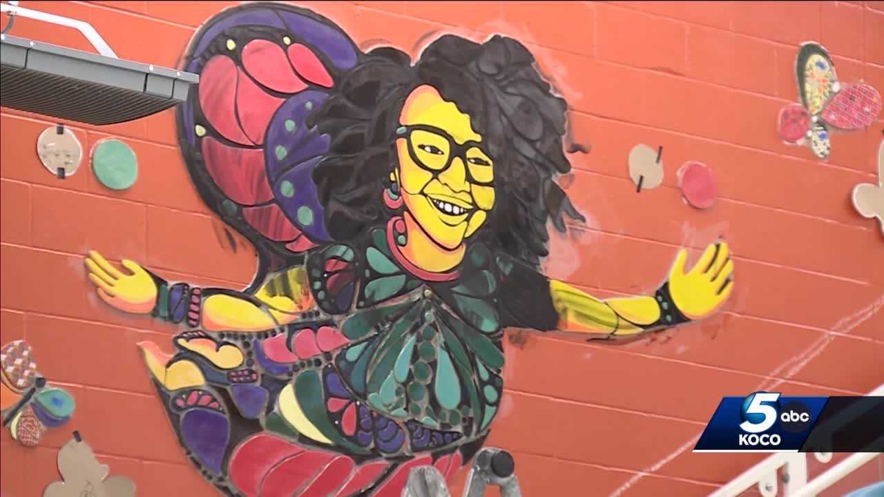 Artists put finishing touches on Willa D. Johnson Recreation Center mural - Vimarsana News