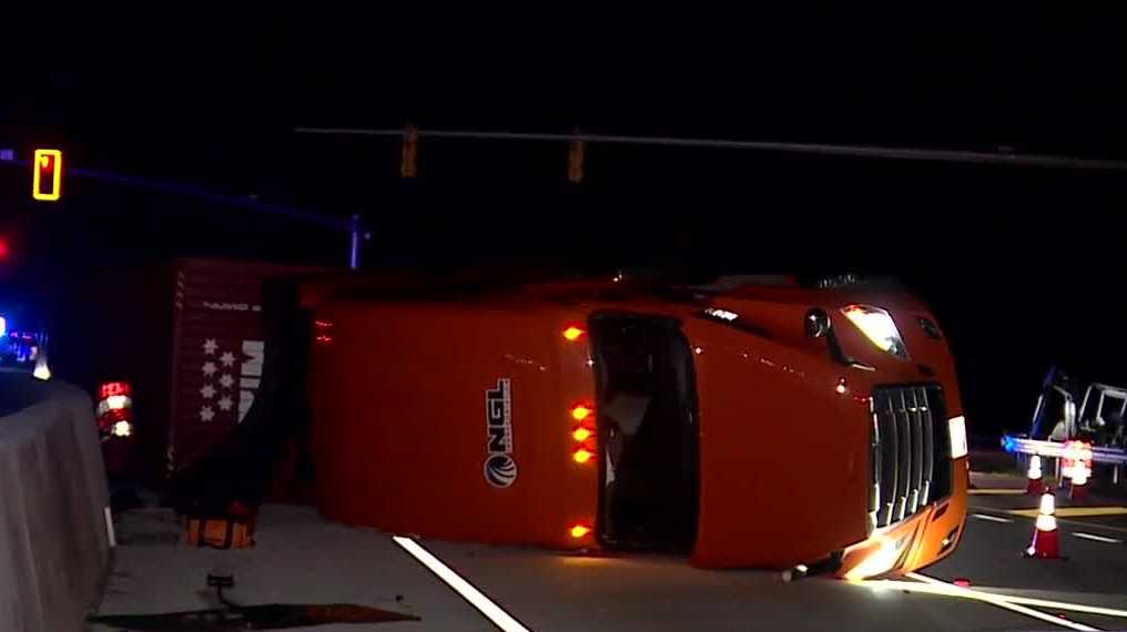 Savannah: Overturned tractor trailer stalls traffic on I-16 - Vimarsana News