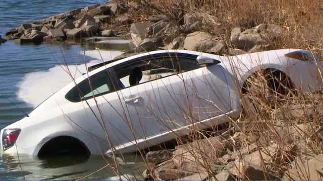 Des Moines, Iowa police investigating after car ends up in river - Vimarsana News
