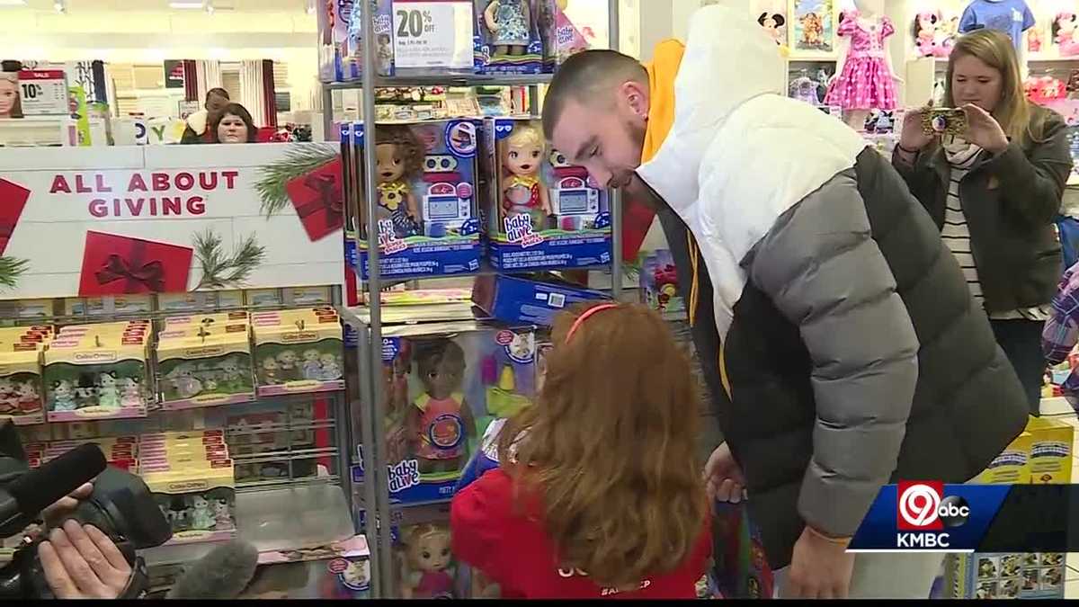 Chiefs' Travis Kelce takes 10 kids on a shopping spree