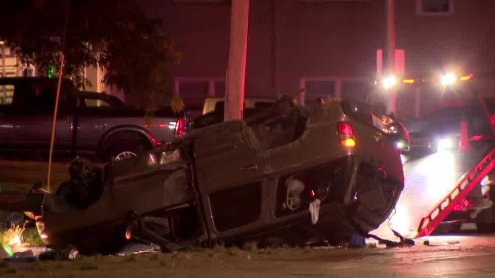 Chase and rollover crash in Cudahy leads to hundreds of power outages