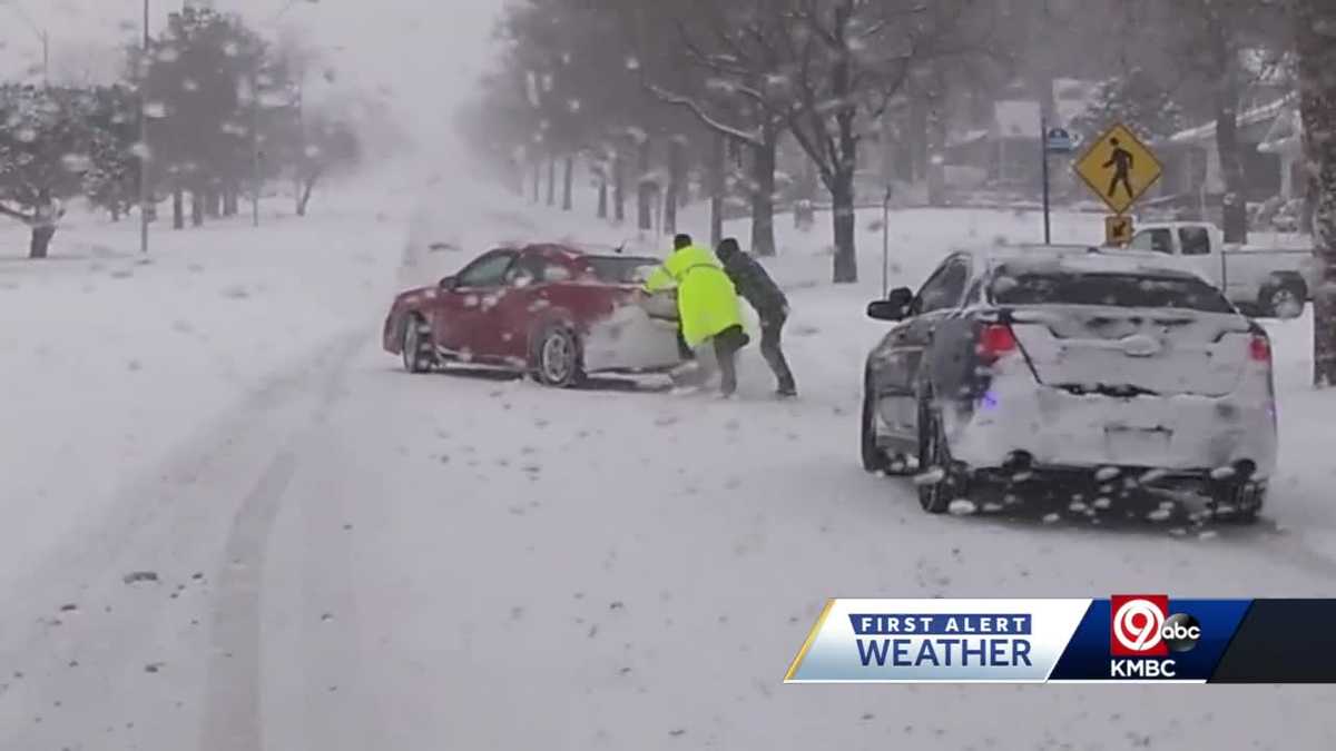 Kansas City, Missouri residents cope with big snowfall