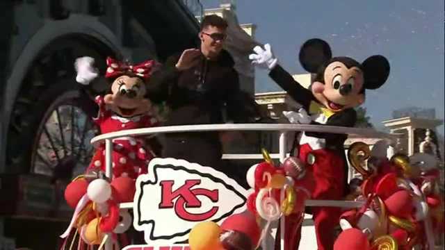 Patrick Mahomes participates in victory parade at Disneyland - Vimarsana News