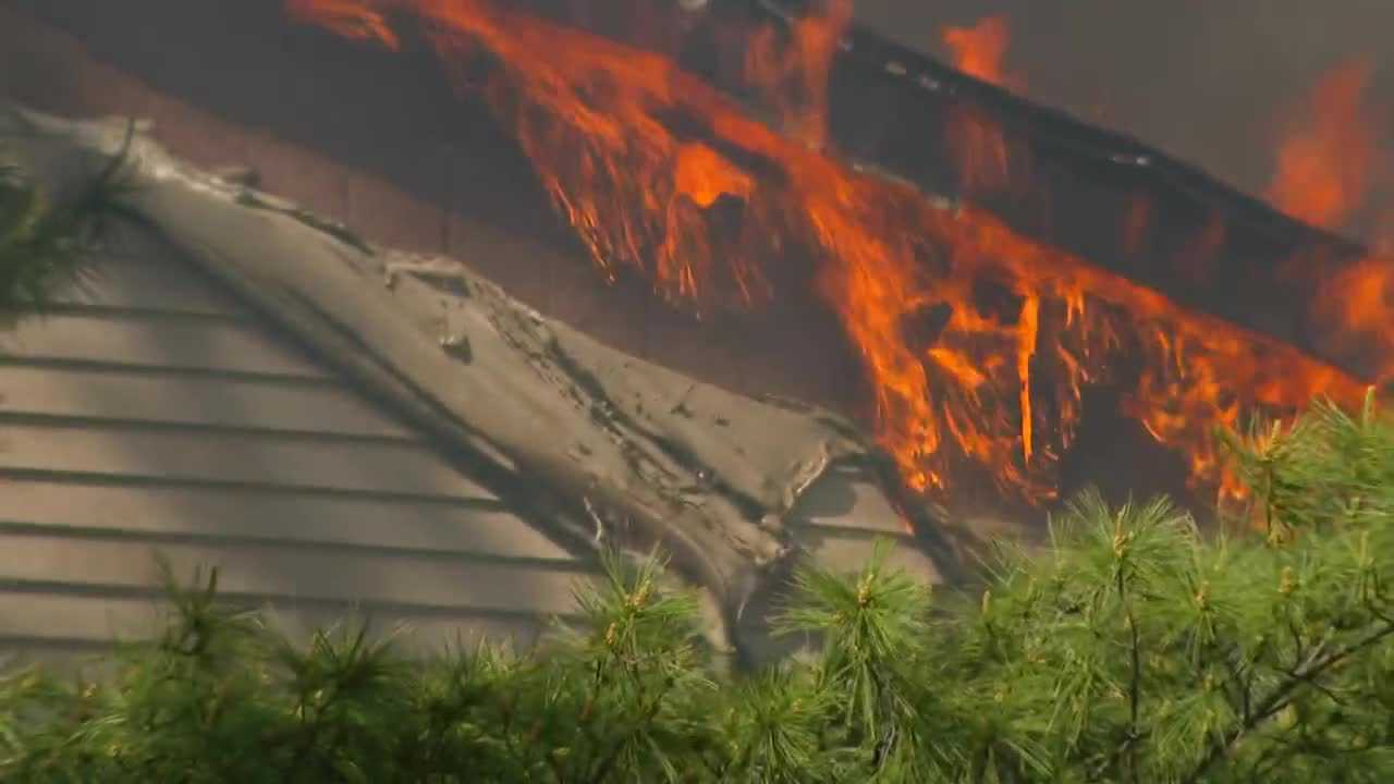 Crews on scene of Des Moines apartment building