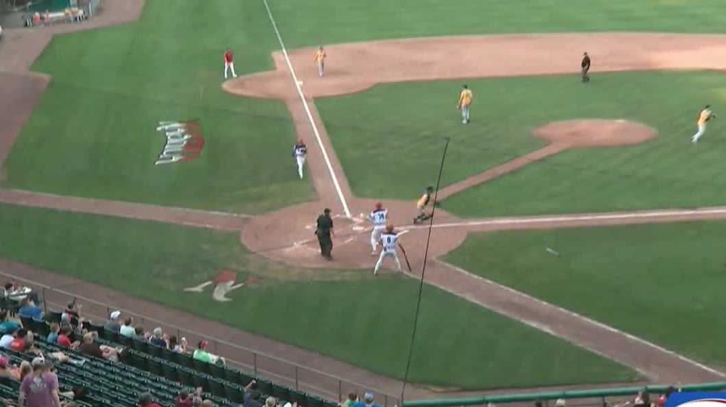 Silver Knights go ahead in seventh inning to beat Bees