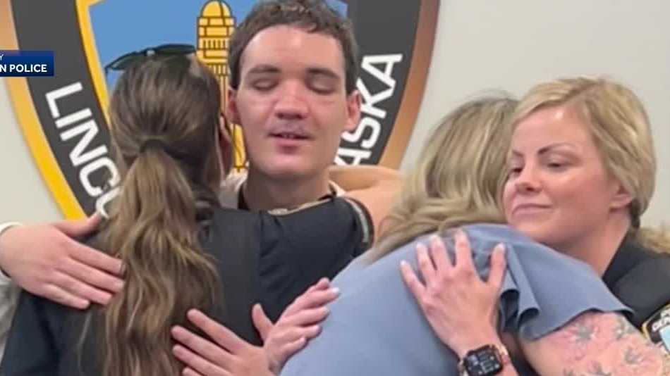 Crash victim reunites with officers who saved his life - Vimarsana News