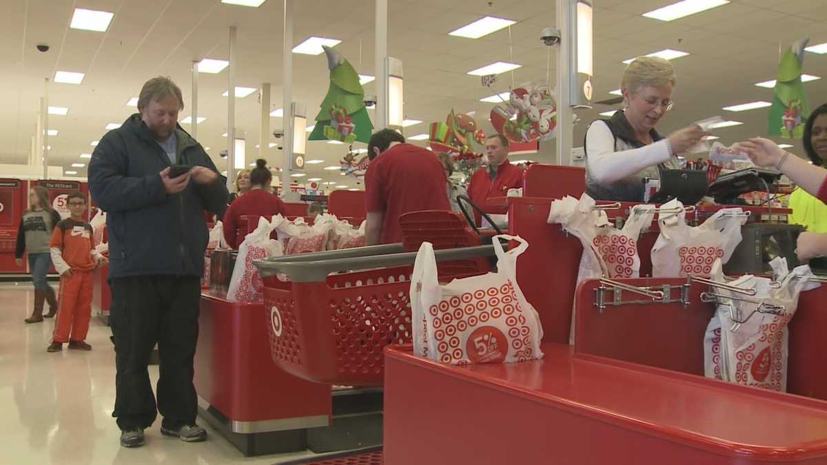 Shoppers score last minute deals Christmas Eve