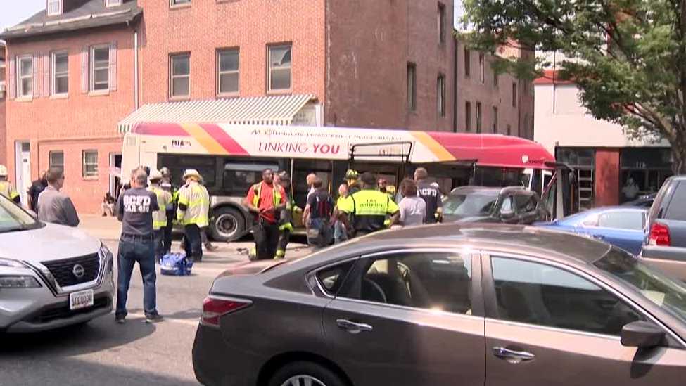 Un crash en chaîne conduit le bus dans le bâtiment