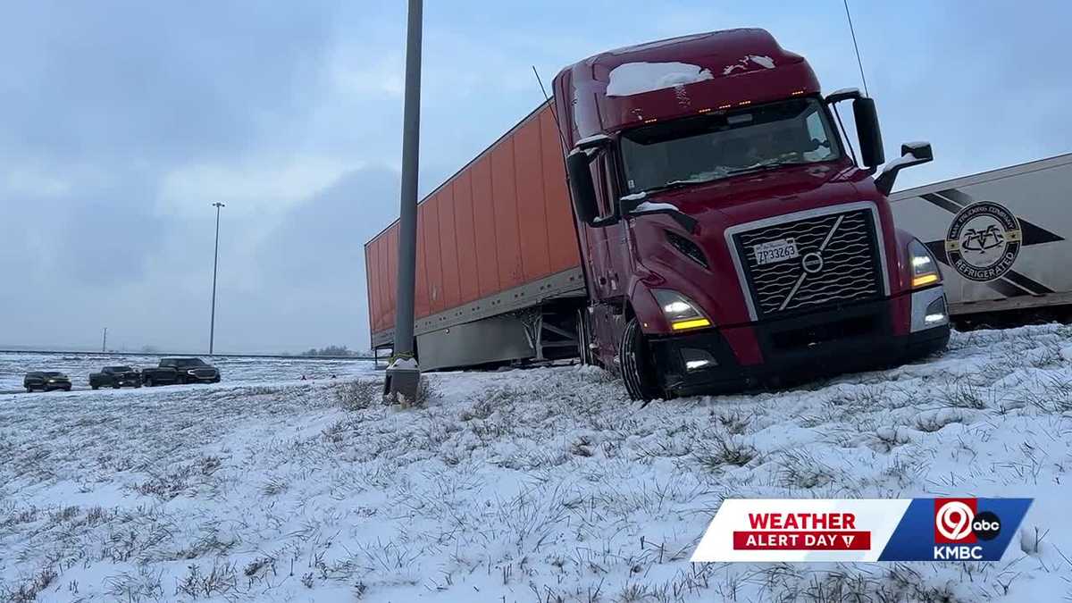 Drivers struggle on slick Missouri roads as winter storm slows Kansas City commute