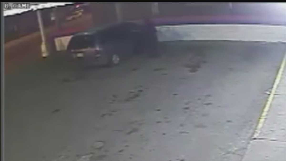 Omaha police looking for 3 attackers in grocery store robbery
