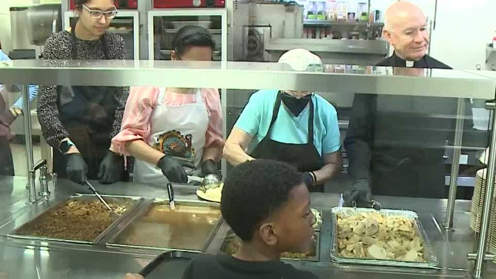 Omaha serves Thanksgiving dinner at Stephen Center
