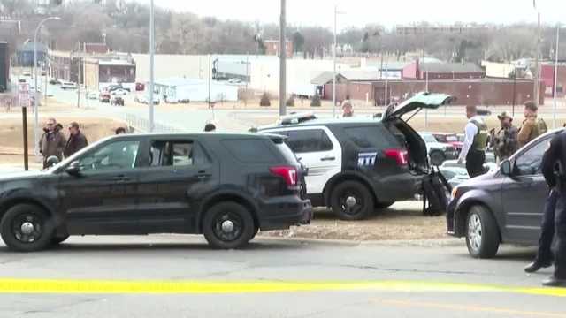Sioux City, Iowa standoff ends after man gets gun into police car - Vimarsana News