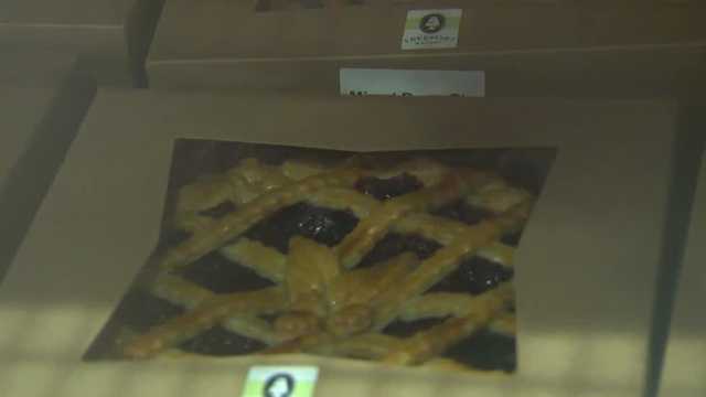 People line up at Sacramento bakery for pies ahead of Thanksgiving - Vimarsana News