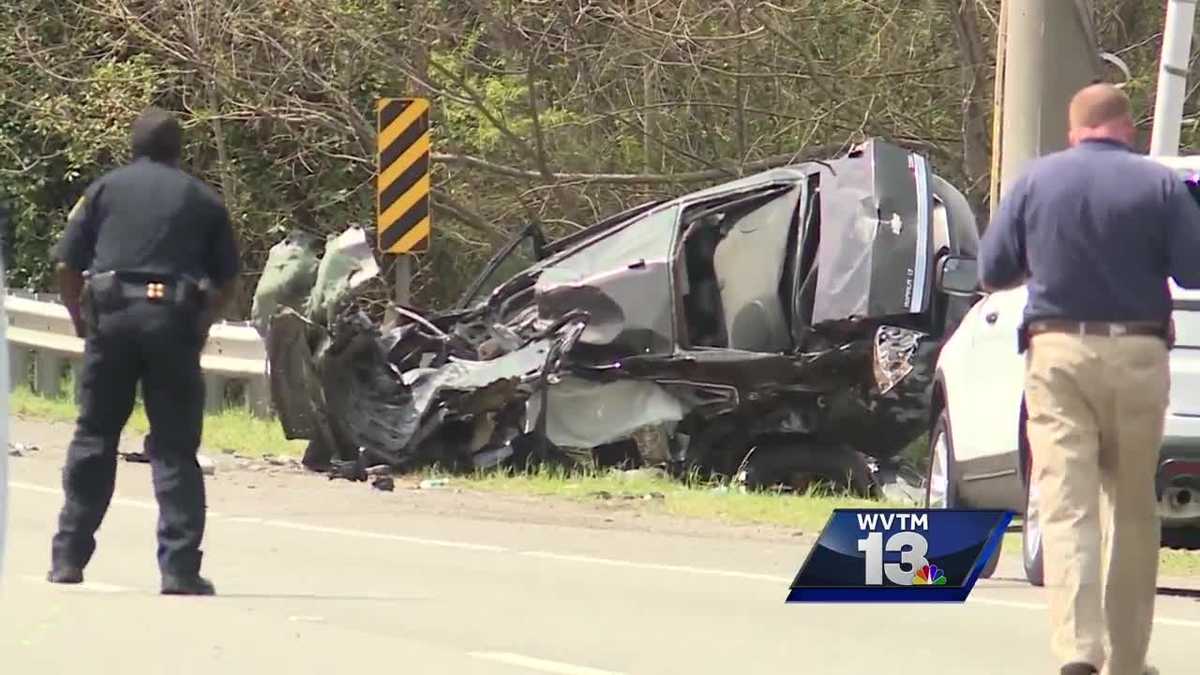 Teen killed in crash on Lakeshore Pkwy.