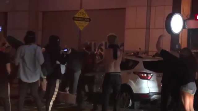 VIDEO: Protesters destroy WLKY news vehicle