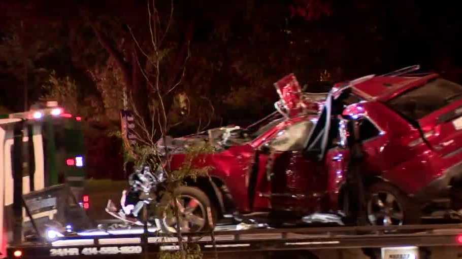 Vehicle slams into tree, driver killed in Milwaukee