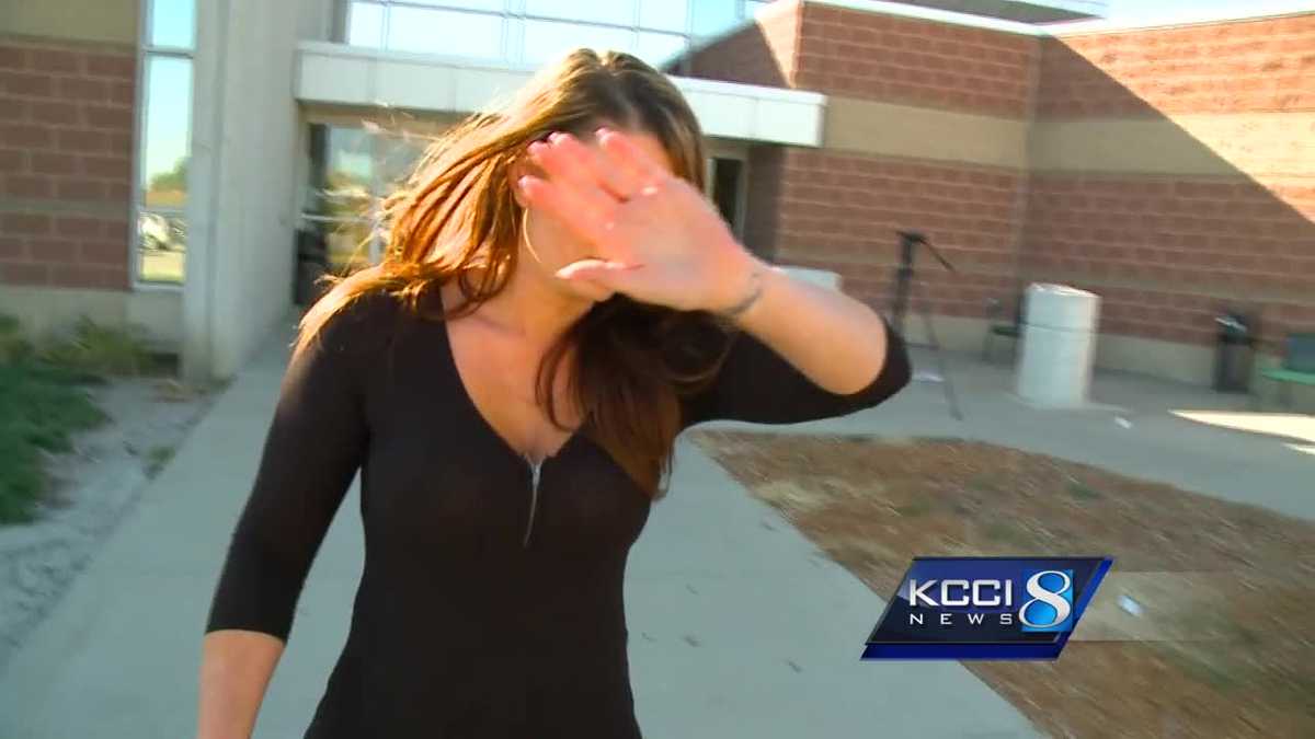 Mom who left children home while traveling pleads not guilty