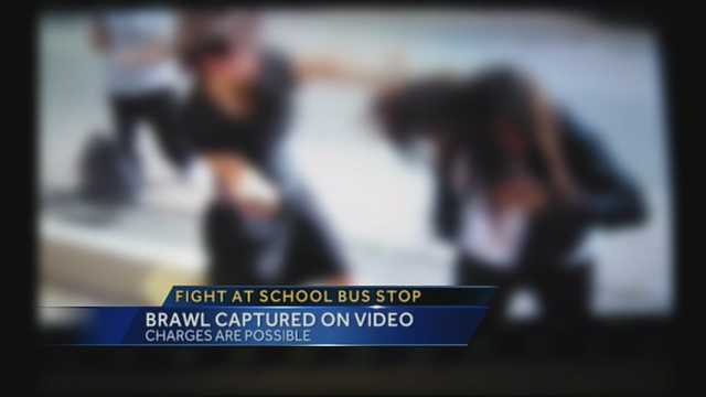 Fight between 2 high school girls filmed by witnesses