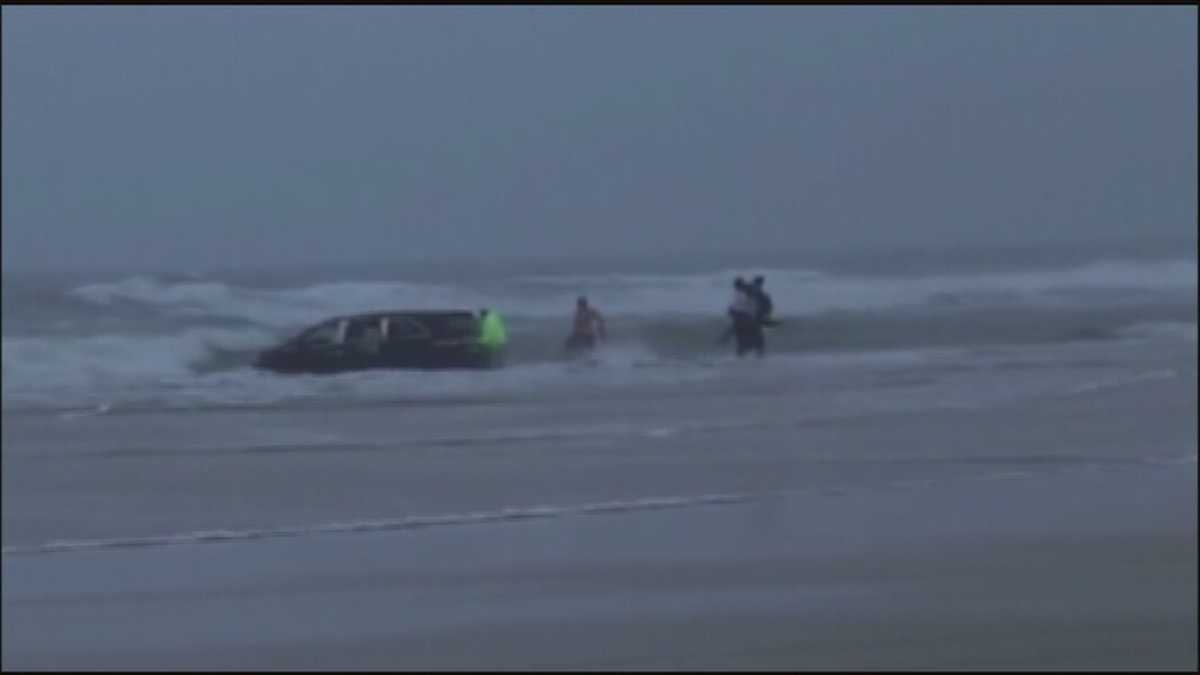 Children rescued after mother drives into ocean