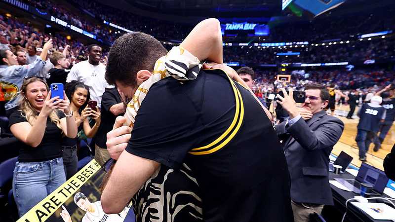 Iowa's Alvaro Folgueiras hits game-winning 3, embraces mom who traveled 4,500 miles to watch