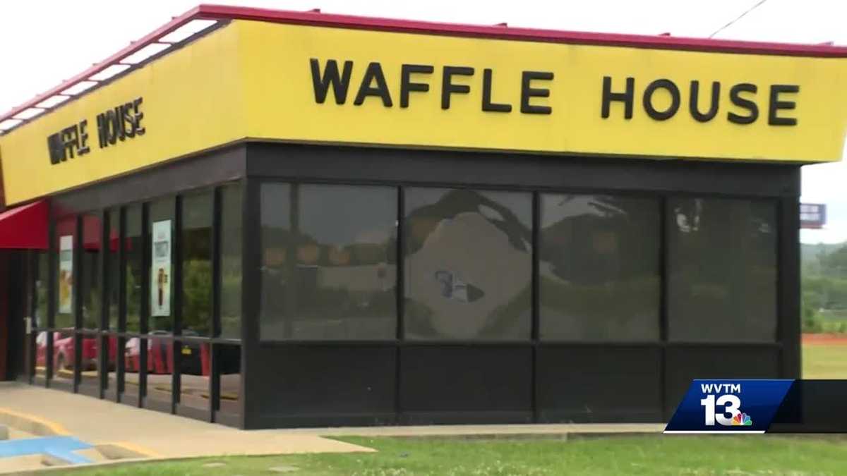 Woman spots bear near Waffle House in Leeds