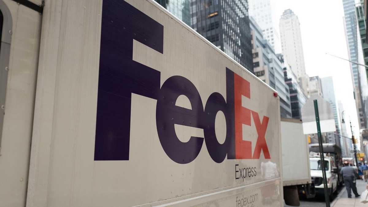 FedEx to open shops in 500 Walmart stores
