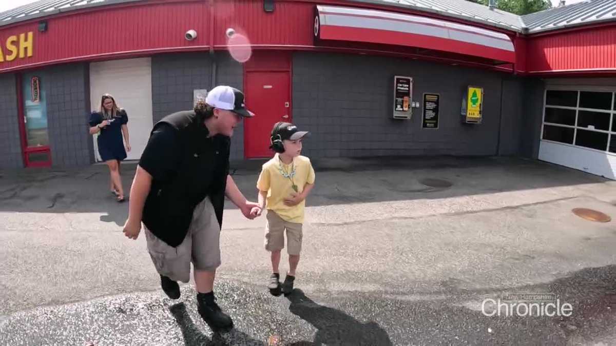 Car wash attendant cheers up boy with autism - WMTW