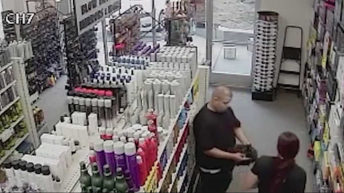 Caught on camera: Thieves steal from Sacramento beauty store