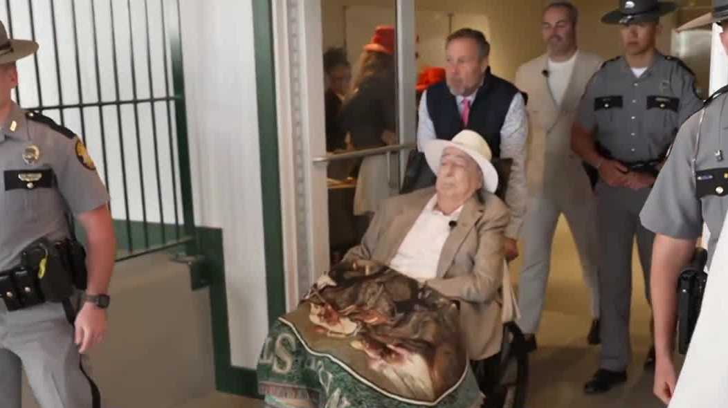 'Derby Bob' attends 80th consecutive Kentucky Derby, picking top 3 horses