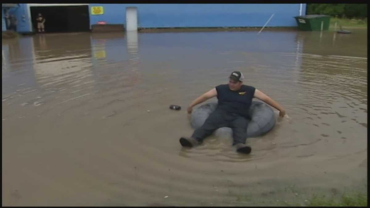 Flash flooding in Washington closes roadways, strands drivers