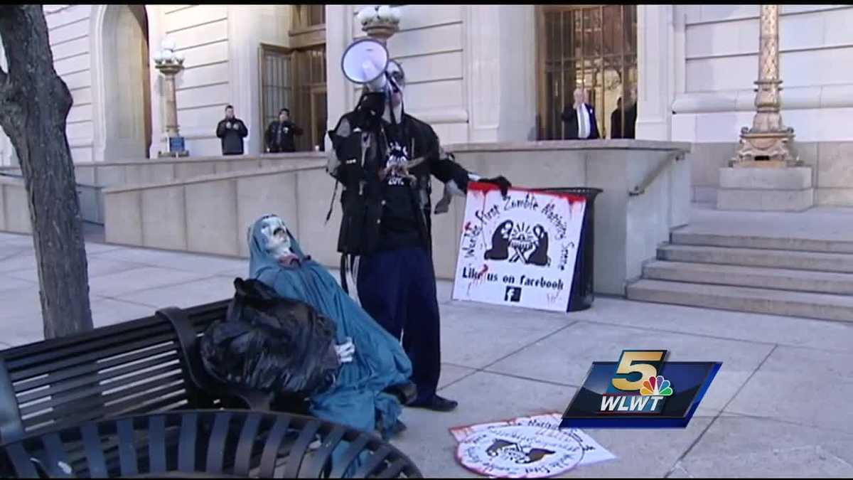 'Zombie' arrested during Cincinnati protest over Nativity display