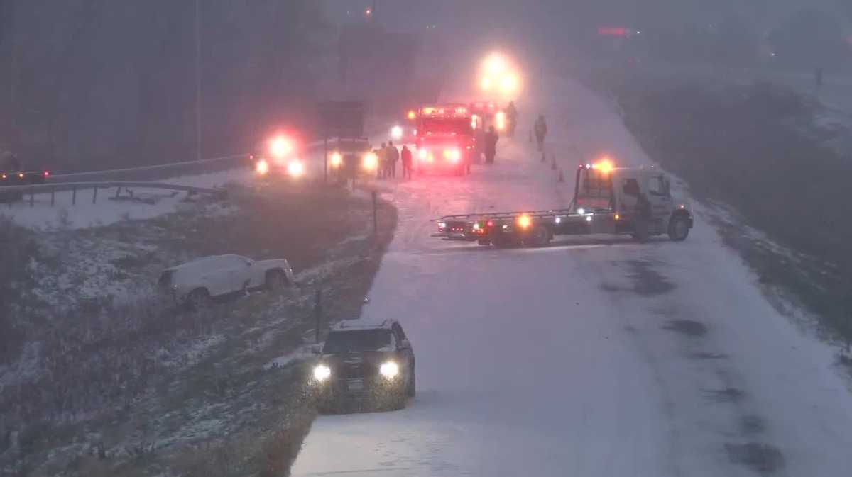 8 dead, nearly 300,000 without power after snowstorm slams eastern US