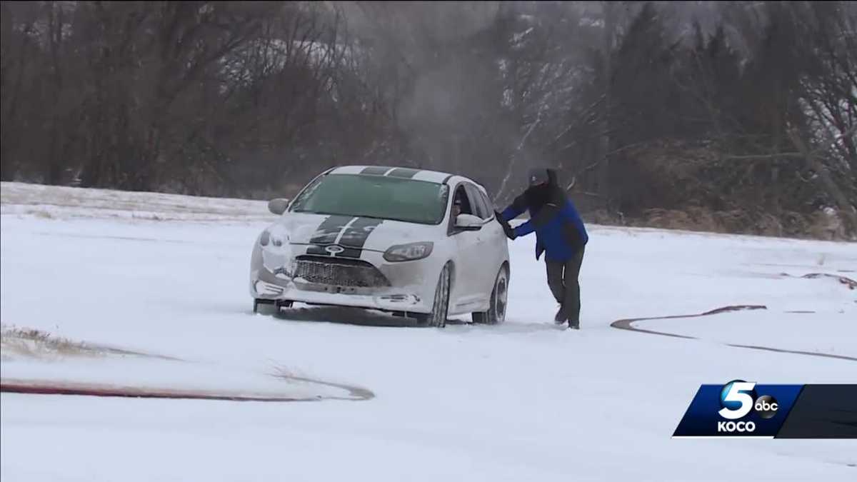 SNOWSTORM IN OKC: KOCO 5 Anchor Evan Onstot helps drivers stuck in snow