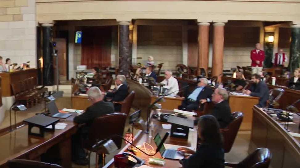 Het onroerendgoedbelastingpakket van Nebraska ligt op het bureau van de gouverneur Het onroerendgoedbelastingpakket van Nebraska ligt op het bureau van de gouverneur