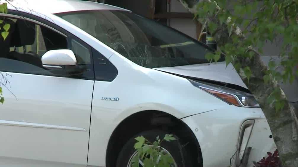 Iowa crime: Man crashes car into Urbandale home - Vimarsana News