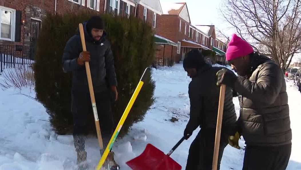 'It's a fun job': Neighbors help rid sidewalks of snow and ice for free