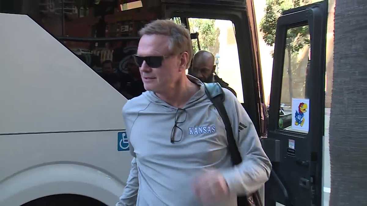 Kansas Jayhawks, Bill Self arrive in San Diego for NCAA Tournament opener