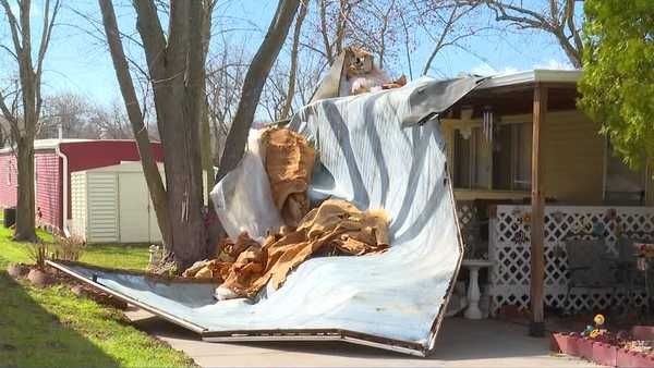 strong winds blow roof off des moines home