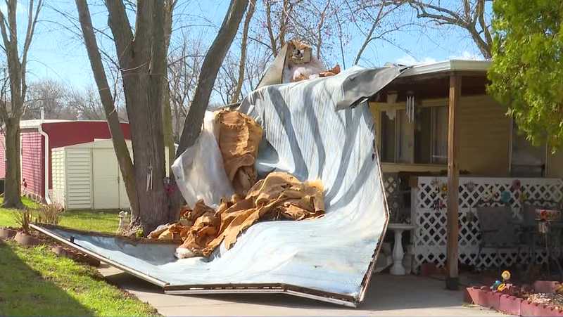 Powerful gusts rip roof off Des Moines mobile home