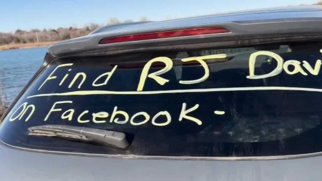 Volunteers use boats to help search for missing Chickasha child on Lake Burtschi