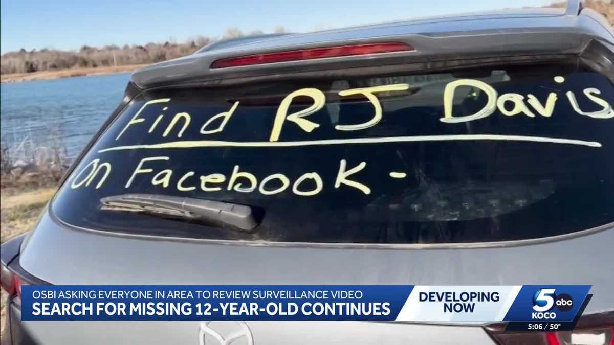 Volunteers use boats to help search for missing Chickasha child on Lake Burtschi