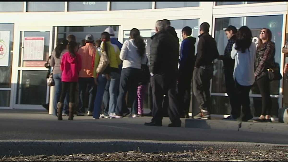 Thousands of TriStaters brave crowds for holiday shopping