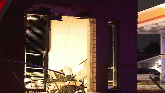 Car crashes into southwest Oklahoma City event center - Vimarsana News